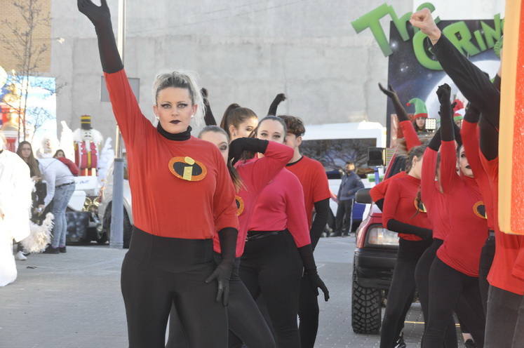 12 carrozas y 250 personas formaron parte del desfile de la ilusión que concluyo en la Plaza Mayor donde sus majestades recibieron a todos los niños