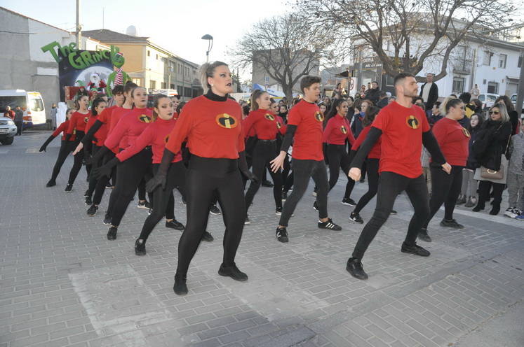 12 carrozas y 250 personas formaron parte del desfile de la ilusión que concluyo en la Plaza Mayor donde sus majestades recibieron a todos los niños