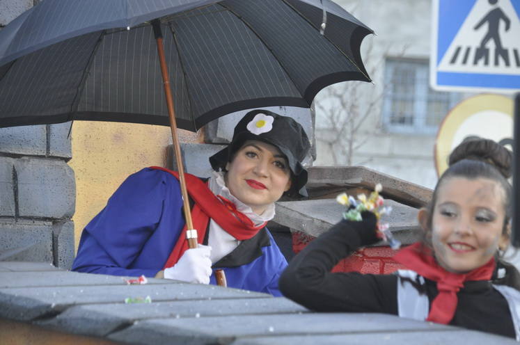 12 carrozas y 250 personas formaron parte del desfile de la ilusión que concluyo en la Plaza Mayor donde sus majestades recibieron a todos los niños