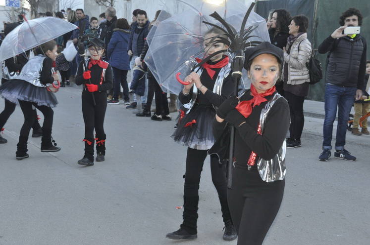 12 carrozas y 250 personas formaron parte del desfile de la ilusión que concluyo en la Plaza Mayor donde sus majestades recibieron a todos los niños