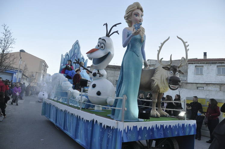 12 carrozas y 250 personas formaron parte del desfile de la ilusión que concluyo en la Plaza Mayor donde sus majestades recibieron a todos los niños