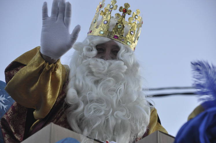 12 carrozas y 250 personas formaron parte del desfile de la ilusión que concluyo en la Plaza Mayor donde sus majestades recibieron a todos los niños