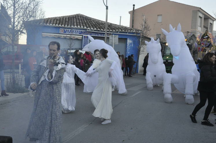 12 carrozas y 250 personas formaron parte del desfile de la ilusión que concluyo en la Plaza Mayor donde sus majestades recibieron a todos los niños