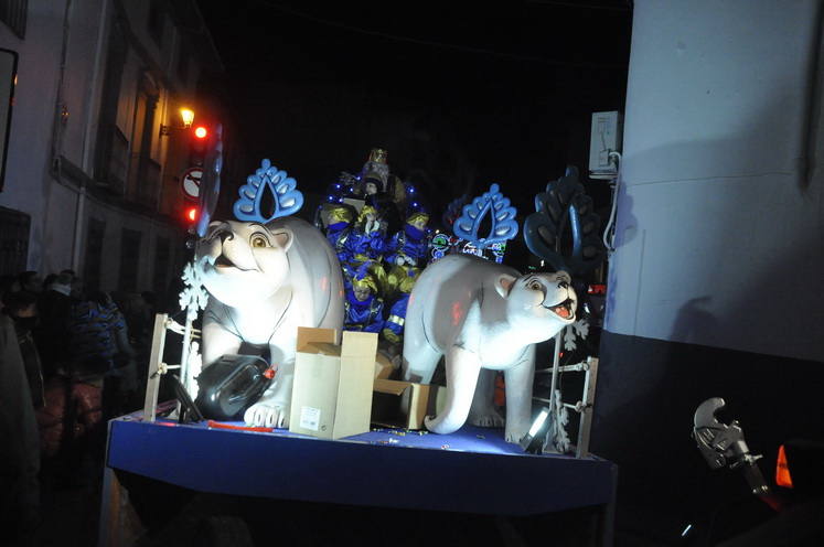 12 carrozas y 250 personas formaron parte del desfile de la ilusión que concluyo en la Plaza Mayor donde sus majestades recibieron a todos los niños