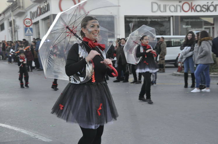 12 carrozas y 250 personas formaron parte del desfile de la ilusión que concluyo en la Plaza Mayor donde sus majestades recibieron a todos los niños