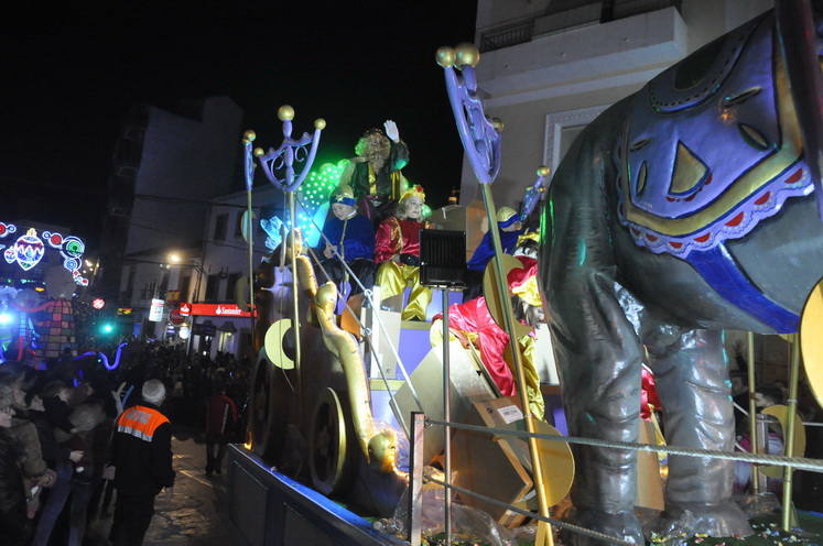 12 carrozas y 250 personas formaron parte del desfile de la ilusión que concluyo en la Plaza Mayor donde sus majestades recibieron a todos los niños
