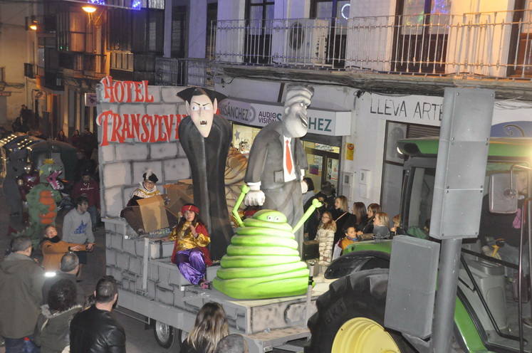 12 carrozas y 250 personas formaron parte del desfile de la ilusión que concluyo en la Plaza Mayor donde sus majestades recibieron a todos los niños