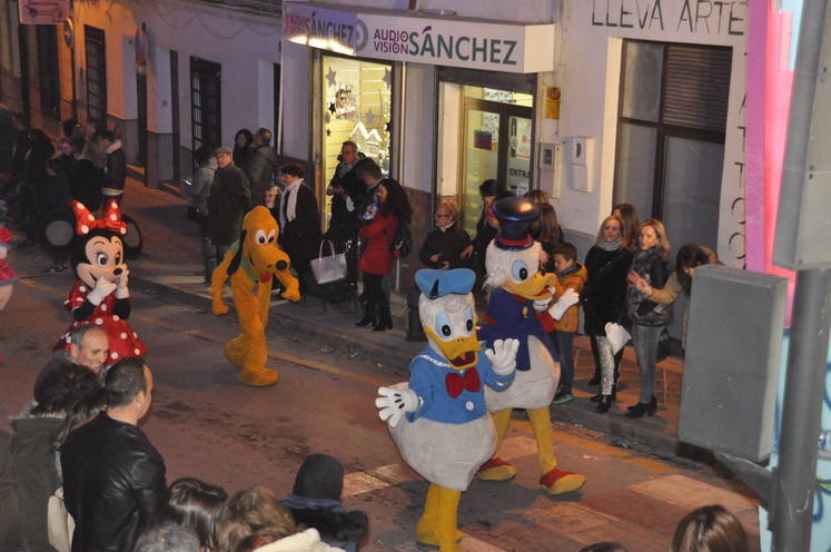 12 carrozas y 250 personas formaron parte del desfile de la ilusión que concluyo en la Plaza Mayor donde sus majestades recibieron a todos los niños