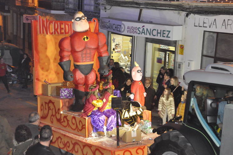 12 carrozas y 250 personas formaron parte del desfile de la ilusión que concluyo en la Plaza Mayor donde sus majestades recibieron a todos los niños