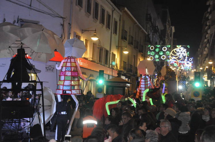 12 carrozas y 250 personas formaron parte del desfile de la ilusión que concluyo en la Plaza Mayor donde sus majestades recibieron a todos los niños