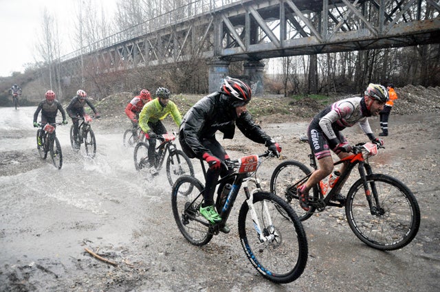 Participantes pasan junto al Puente de Hierro.