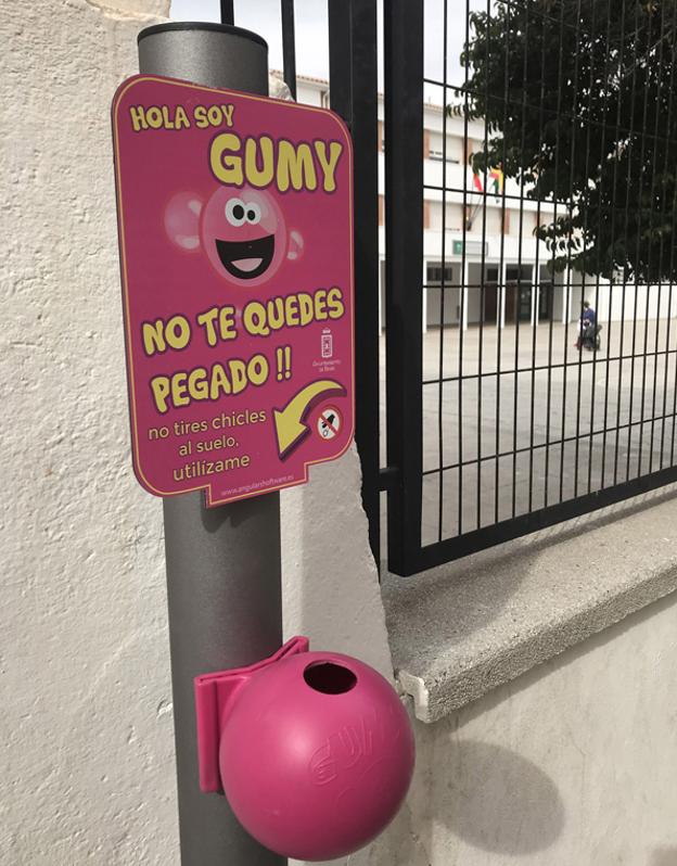El Ayuntamiento de Baza instala 25 papeleras para chicles 