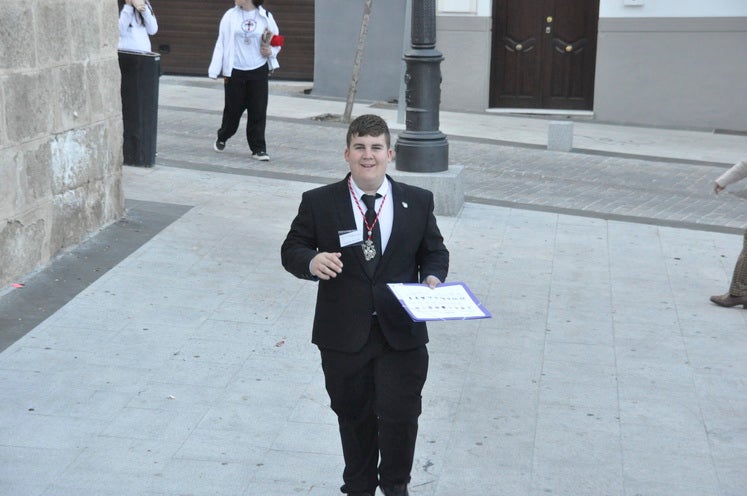 La excelente temperatura, en noche primaveral, facilitó que miles de personas presenciarán el desfile procesiona.