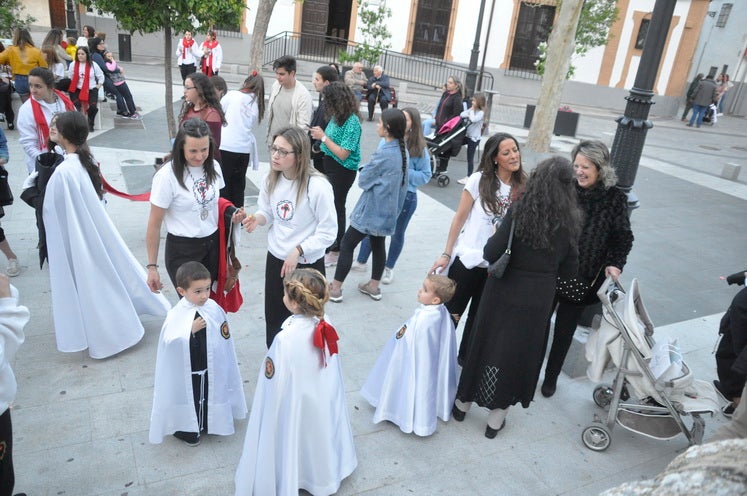 La excelente temperatura, en noche primaveral, facilitó que miles de personas presenciarán el desfile procesiona.