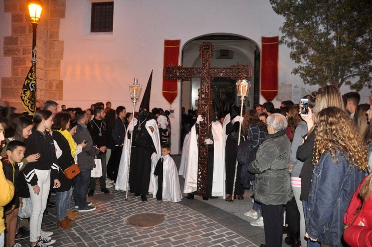 La excelente temperatura, en noche primaveral, facilitó que miles de personas presenciarán el desfile procesiona.