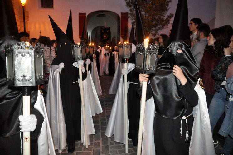 La excelente temperatura, en noche primaveral, facilitó que miles de personas presenciarán el desfile procesiona.