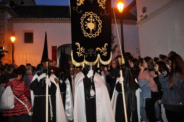 La excelente temperatura, en noche primaveral, facilitó que miles de personas presenciarán el desfile procesiona.