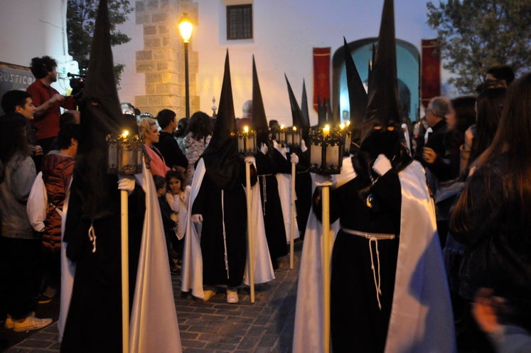 La excelente temperatura, en noche primaveral, facilitó que miles de personas presenciarán el desfile procesiona.