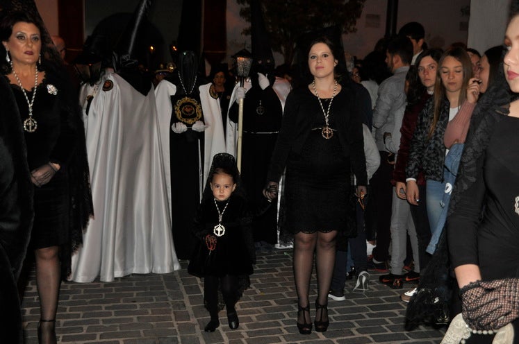 La excelente temperatura, en noche primaveral, facilitó que miles de personas presenciarán el desfile procesiona.