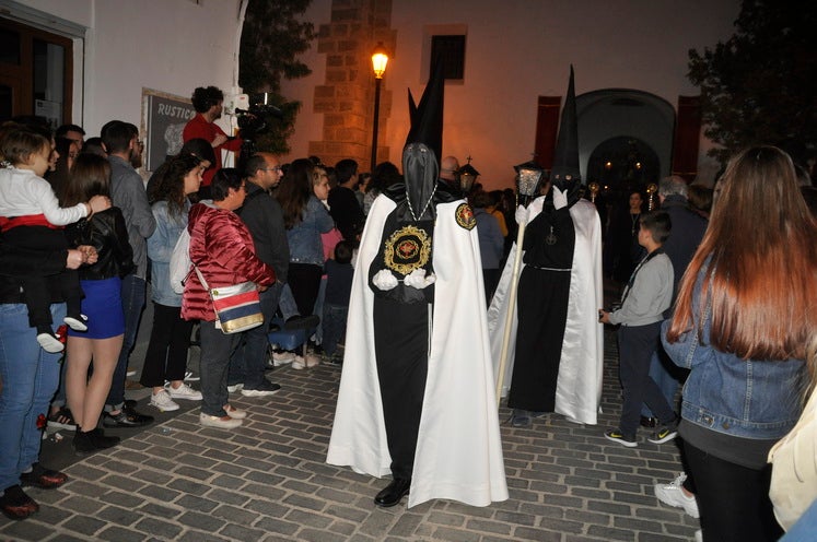 La excelente temperatura, en noche primaveral, facilitó que miles de personas presenciarán el desfile procesiona.