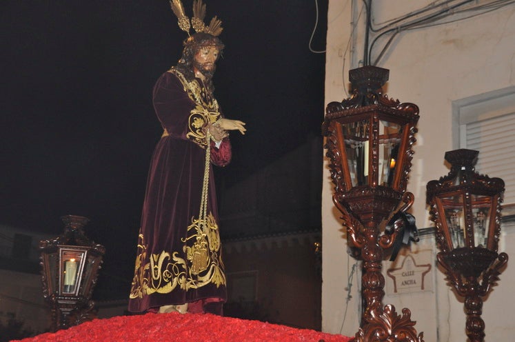 La excelente temperatura, en noche primaveral, facilitó que miles de personas presenciarán el desfile procesiona.