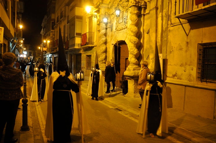 La excelente temperatura, en noche primaveral, facilitó que miles de personas presenciarán el desfile procesiona.