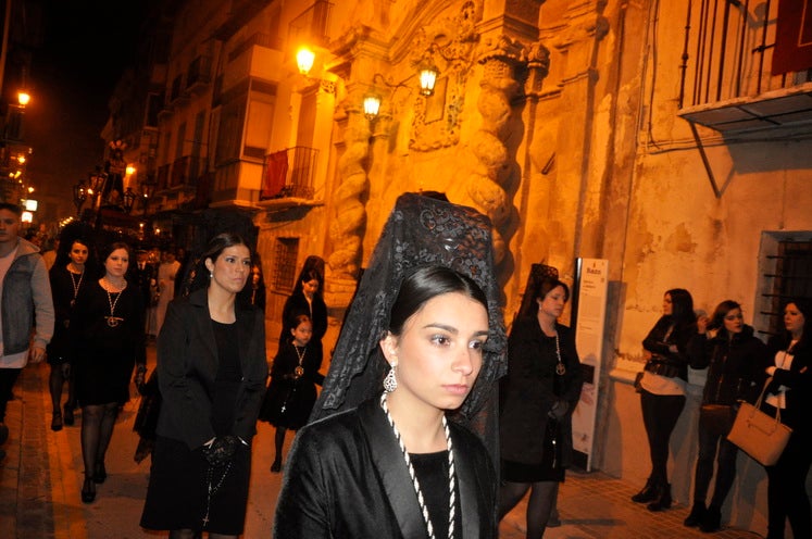 La excelente temperatura, en noche primaveral, facilitó que miles de personas presenciarán el desfile procesiona.