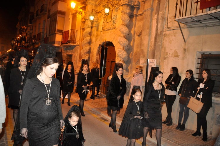 La excelente temperatura, en noche primaveral, facilitó que miles de personas presenciarán el desfile procesiona.