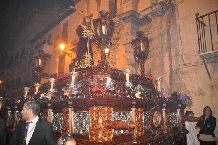 La excelente temperatura, en noche primaveral, facilitó que miles de personas presenciarán el desfile procesiona.