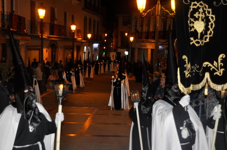 La excelente temperatura, en noche primaveral, facilitó que miles de personas presenciarán el desfile procesiona.