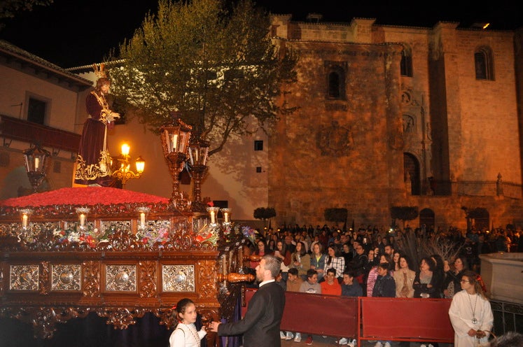 La excelente temperatura, en noche primaveral, facilitó que miles de personas presenciarán el desfile procesiona.