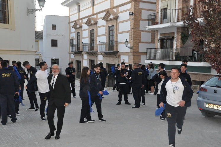 Miles de personas llenan la Plaza Mayor para ver la salida desde la iglesia colegiata bastetana