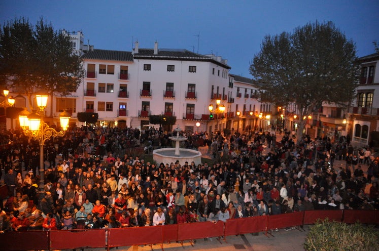 Miles de personas llenan la Plaza Mayor para ver la salida desde la iglesia colegiata bastetana