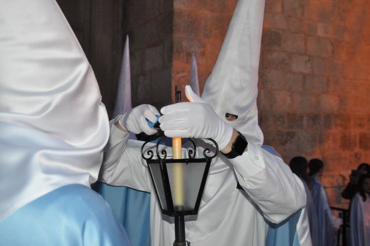 Miles de personas llenan la Plaza Mayor para ver la salida desde la iglesia colegiata bastetana