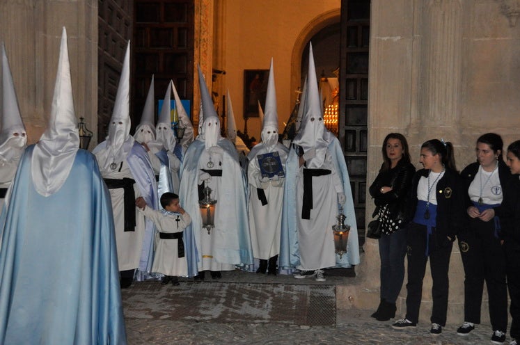 Miles de personas llenan la Plaza Mayor para ver la salida desde la iglesia colegiata bastetana