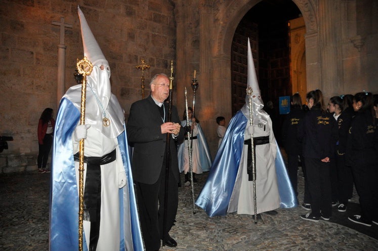Miles de personas llenan la Plaza Mayor para ver la salida desde la iglesia colegiata bastetana