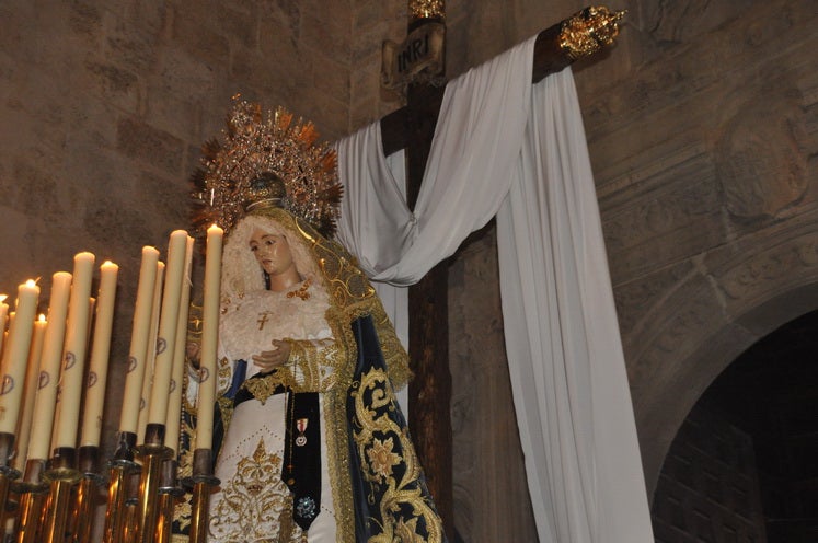 Miles de personas llenan la Plaza Mayor para ver la salida desde la iglesia colegiata bastetana