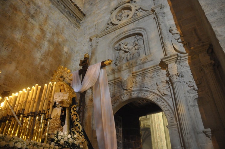 Miles de personas llenan la Plaza Mayor para ver la salida desde la iglesia colegiata bastetana