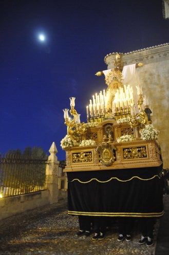 Miles de personas llenan la Plaza Mayor para ver la salida desde la iglesia colegiata bastetana