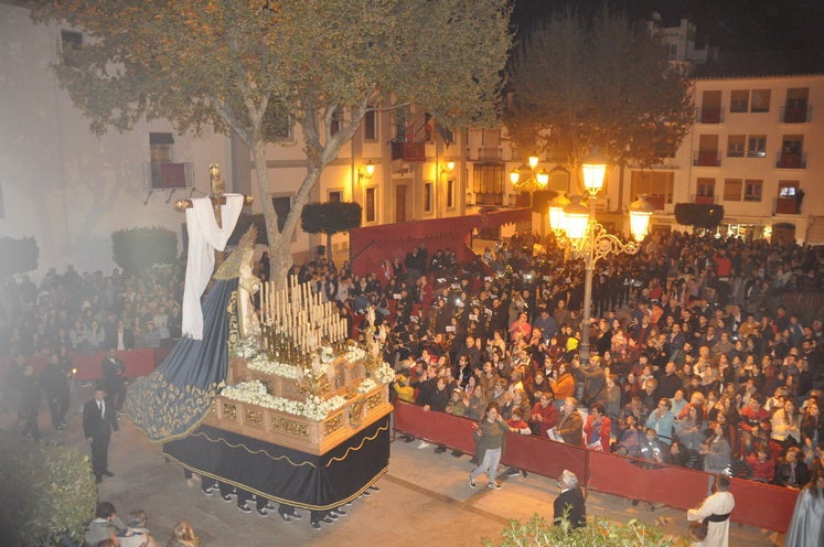 Miles de personas llenan la Plaza Mayor para ver la salida desde la iglesia colegiata bastetana