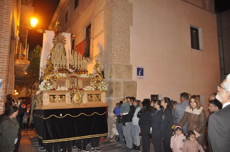 Miles de personas llenan la Plaza Mayor para ver la salida desde la iglesia colegiata bastetana