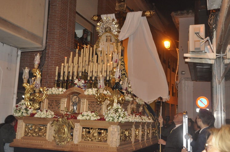 Miles de personas llenan la Plaza Mayor para ver la salida desde la iglesia colegiata bastetana