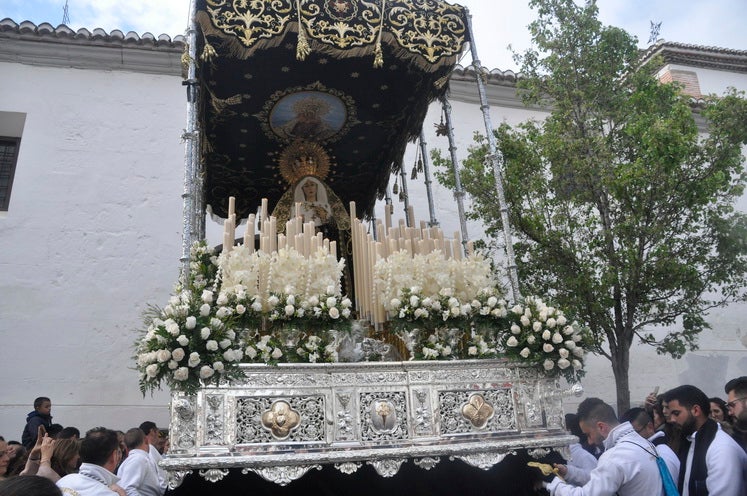 Fotos: La Cofradía de Santiago realiza una excelente estación de penitencia