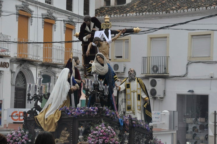 Fotos: La Cofradía de Santiago realiza una excelente estación de penitencia