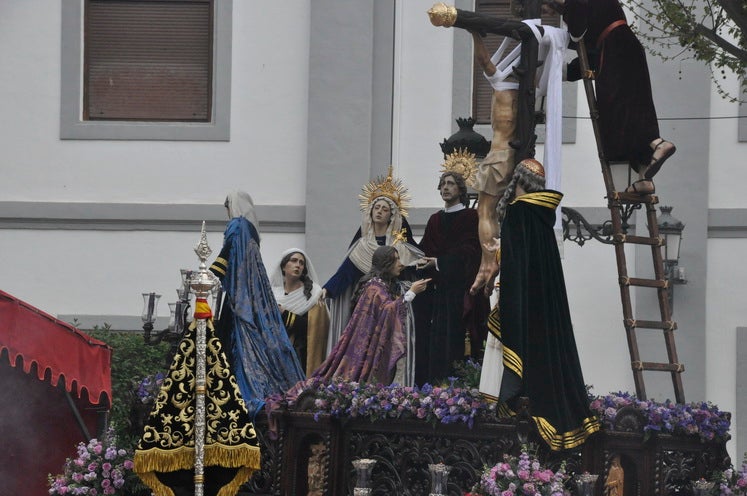 Fotos: La Cofradía de Santiago realiza una excelente estación de penitencia