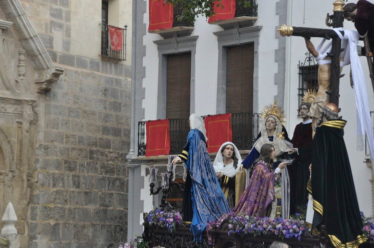 Fotos: La Cofradía de Santiago realiza una excelente estación de penitencia
