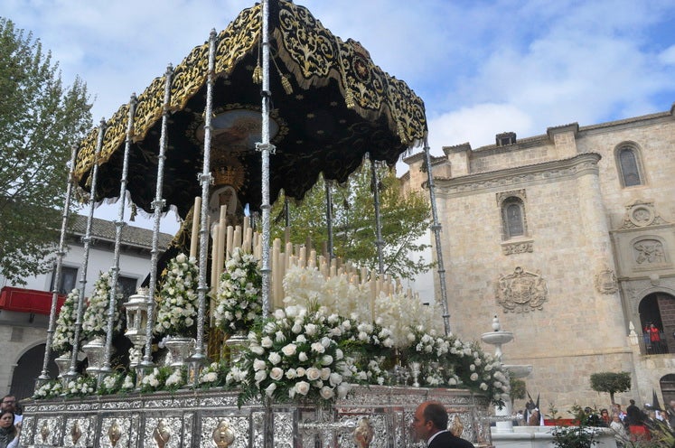 Fotos: La Cofradía de Santiago realiza una excelente estación de penitencia