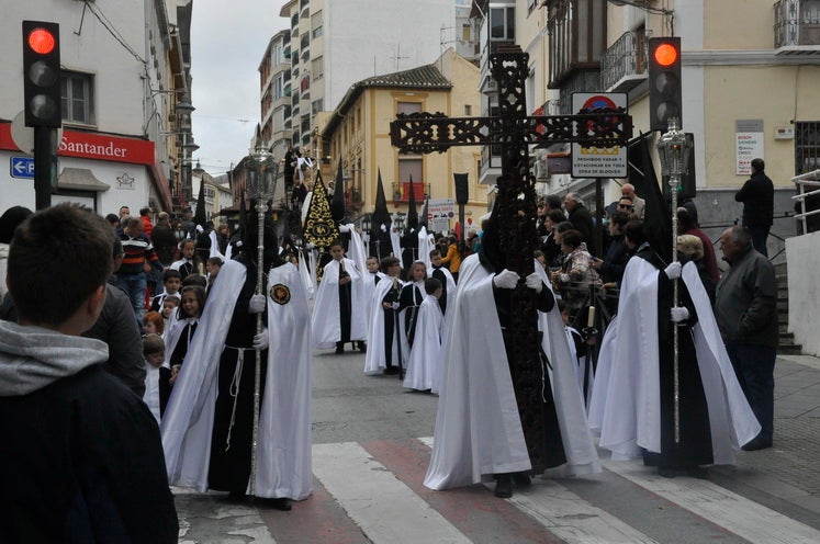 Fotos: La Cofradía de Santiago realiza una excelente estación de penitencia
