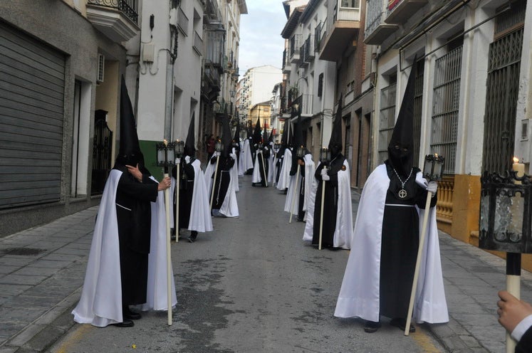 Fotos: La Cofradía de Santiago realiza una excelente estación de penitencia