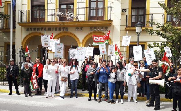 Manifestación de las trabajadoras de ayuda a domicilio de Zújar 